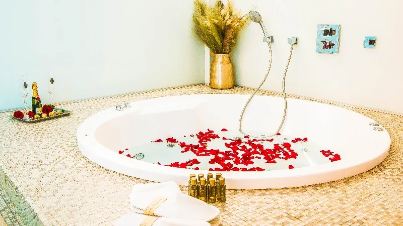 Jacuzzi Suite — 2