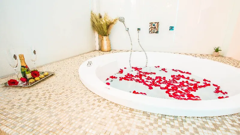 Jacuzzi Suite — 3