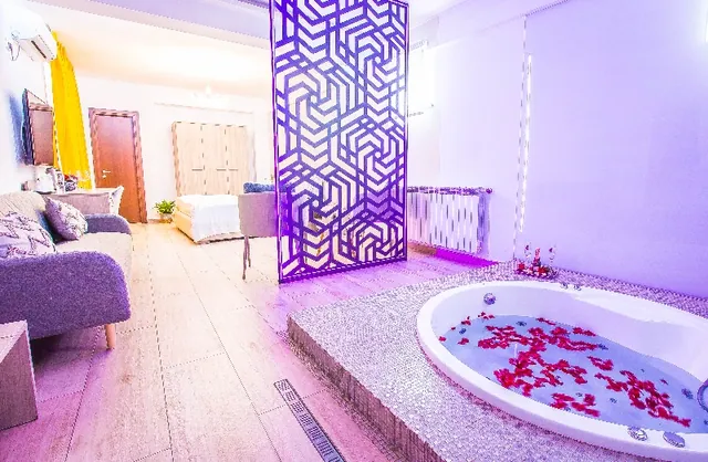 Jacuzzi Suite — Parliament Square